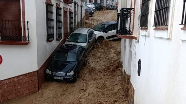 Una fuerte tromba de agua causa estragos en Setenil de la Bodegas y la Sierra de Cádiz