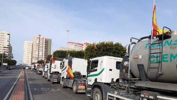 Nueva marcha de camioneros por Cádiz con atascos en el centro de la ciudad