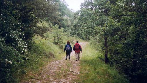 Dos senderistas en una ruta por la provincia.