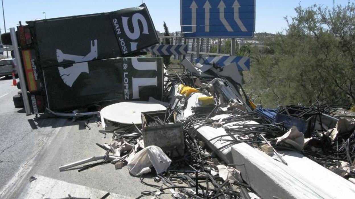 Iamgen de archivo de un camión volcado en un accidente