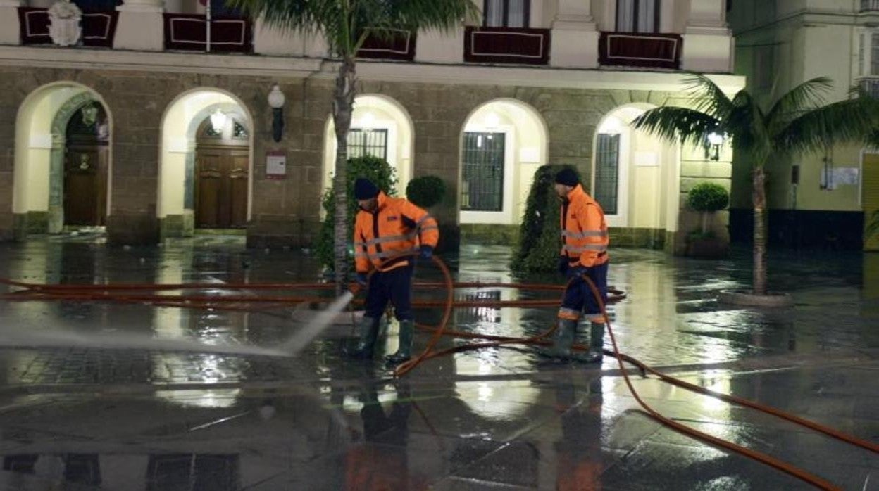 Vecinos de Cádiz lamentan el nuevo «parón» en el pliego de limpieza ante una ciudad cada día más «sucia»