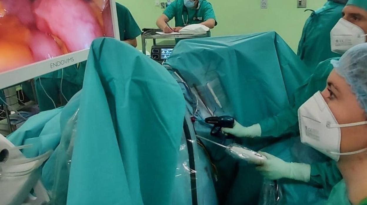 El Hospital de Jerez cumple un año con 'Vnotes', una técnica que mejora operación de histerectomía