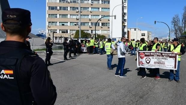 Huelga del transporte: Marcha a pie hasta la entrada del puerto de Cádiz