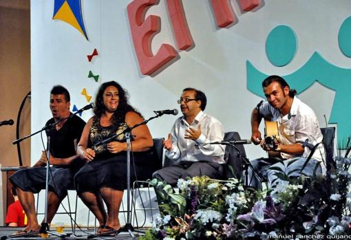 Joaquinito, junto a Leo Pover, en un tablao flamenco.