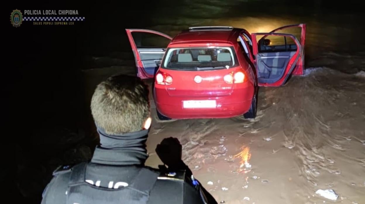 El coche acabó metido en el agua.