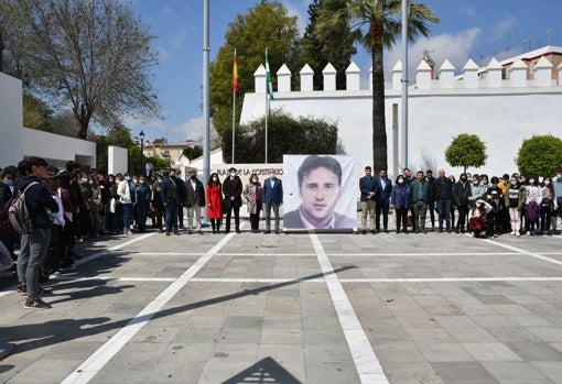 Concentración y minuto de silencio en Tomares