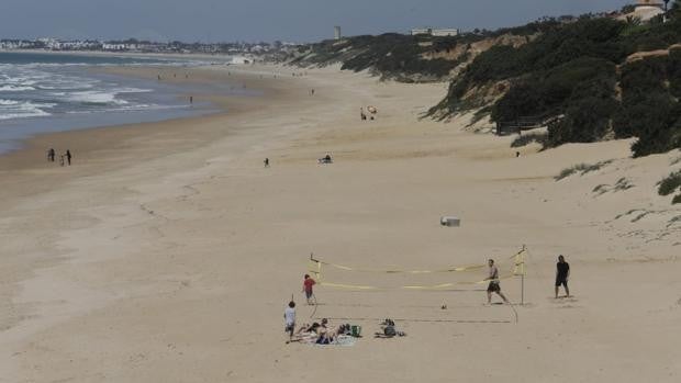 La playa de Roche, lista para la Semana Santa