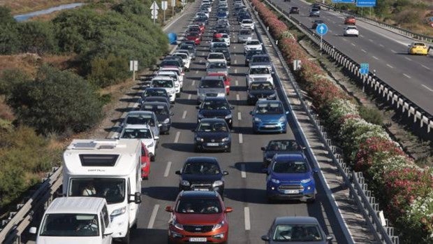 Tráfico prevé la congestión en Tres Caminos, la A-7 a su paso por Algeciras, la N-340 y la AP-4 entre Sevilla y Cádiz durante la Operación de Semana Santa