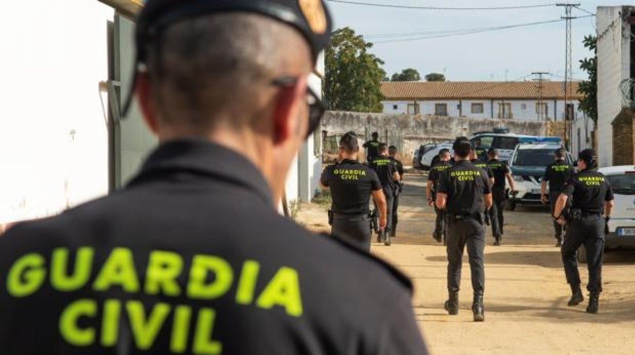 Agentes de la Guardia Civil en Carmona en una imagen de archivo