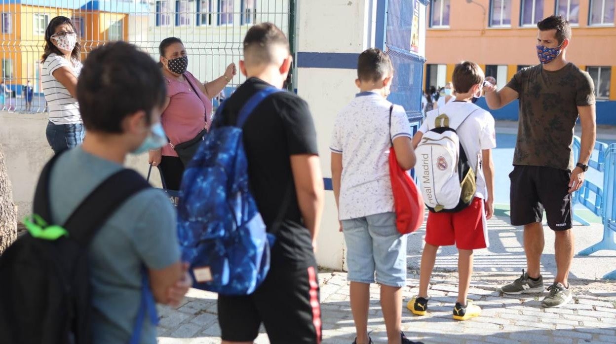 Un grupo de alumnos, a la entrada de un colegio de la capital.