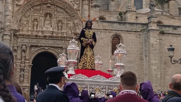 El Puerto desborda su emoción durante el Martes Santo