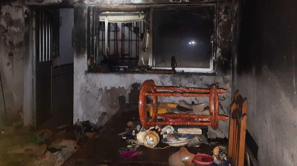 Herido con quemaduras un anciano en un incendio de vivienda en La Línea