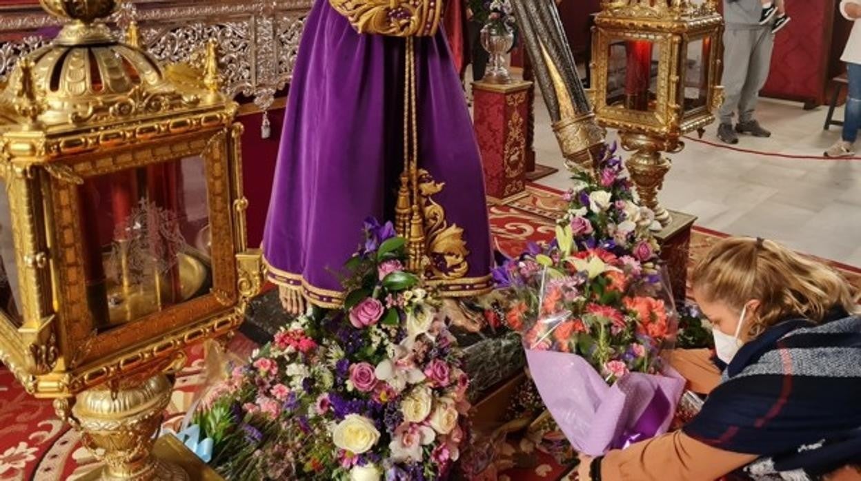 Los fieles se acercan al Cristo del Gran Poder en La Bazán