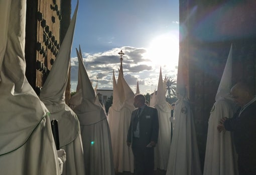 Los nazarenos de la hermandad utrerana saliendo de la iglesia