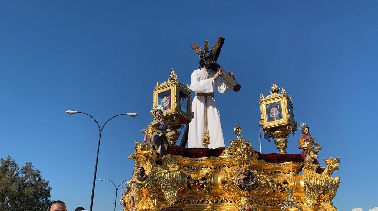 El Gran Poder a su paso por el Puente de Jesús del Gran Poder.