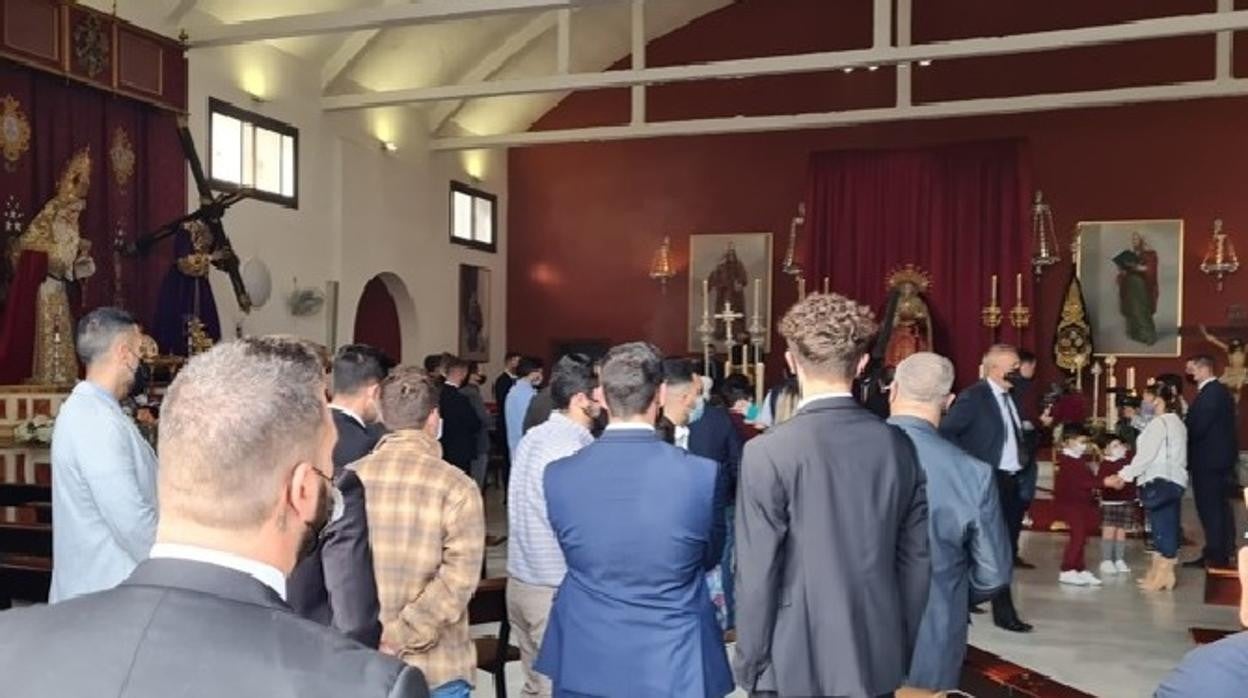 La Iglesia de La Bazán completó su aforo durante la Veneración a Tres Caídas