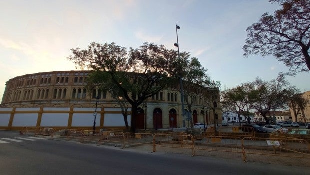 Los aledaños de la Real Plaza de Toros de El Puerto, a parches