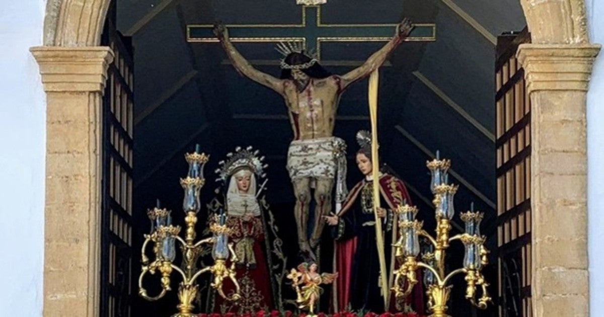 Altar de Vera Cruz a las puertas de la capilla del Santo Cristo