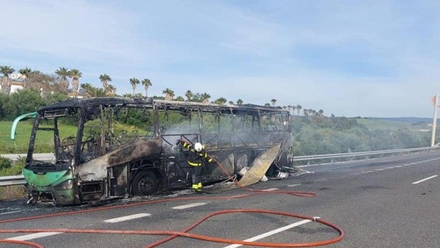 Un autobús con 40 pasajeros sale ardiendo en la autovía cerca de Alcalá de los Gazules