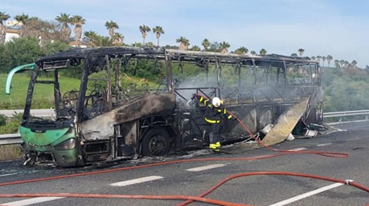 Autobús ardiendo en la autovía