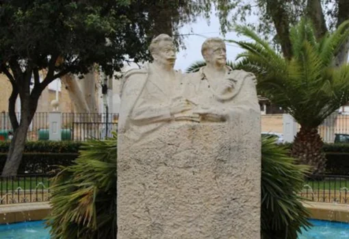 El estado actual del monumento a los hermanos Álvarez Quintero