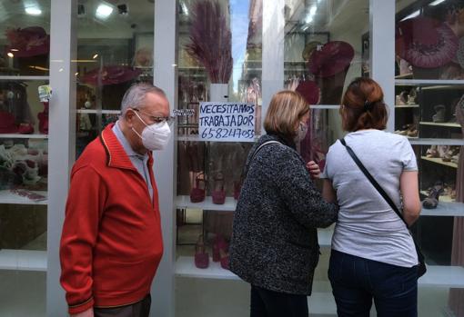 Un peatón con mascarilla, ayer en el centro de Cádiz.