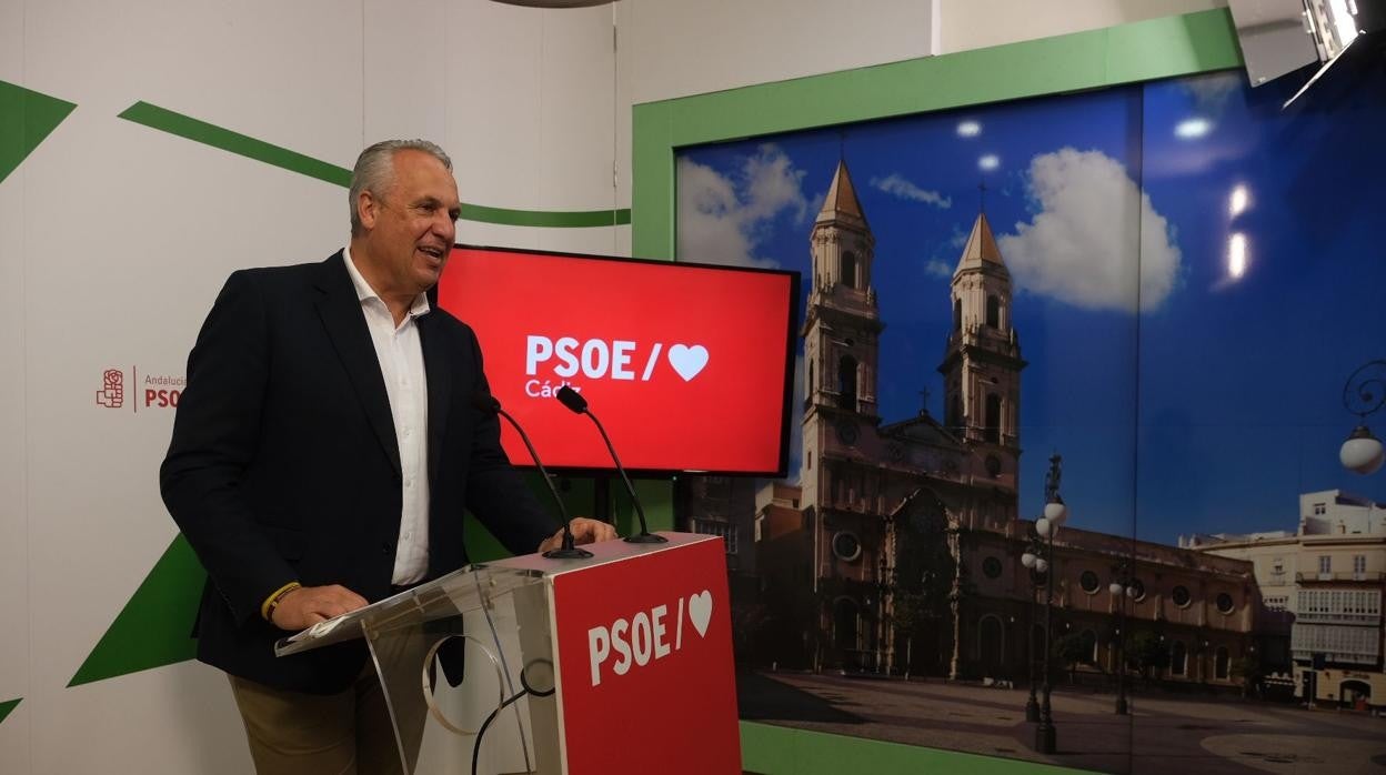 Juan Carlos Ruiz Boix, este lunes en la sede provincial del PSOE.