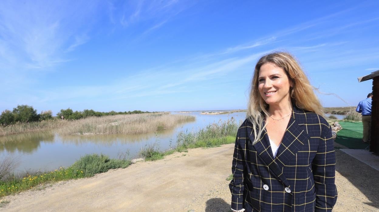 Ana Mestre en su visita a la empresa Pistresa, en Trebujena