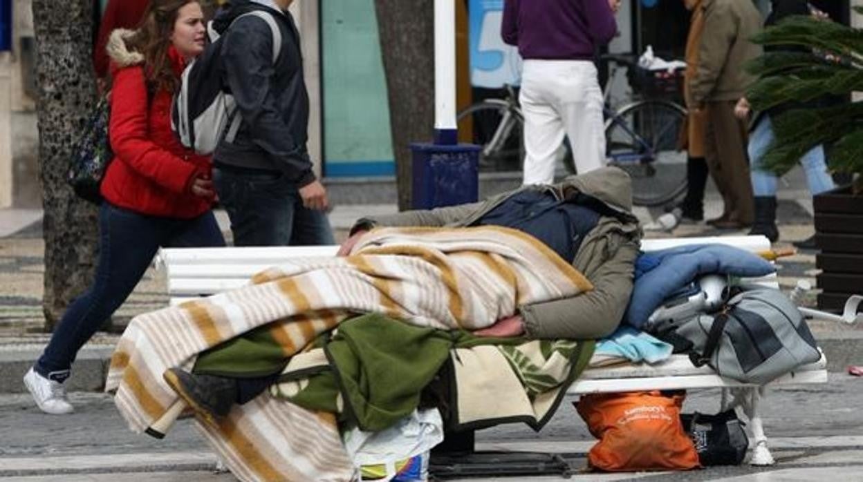 Las asociaciones consideran que hacen falta más equipos de calle para dar atención a las personas sin hogar.