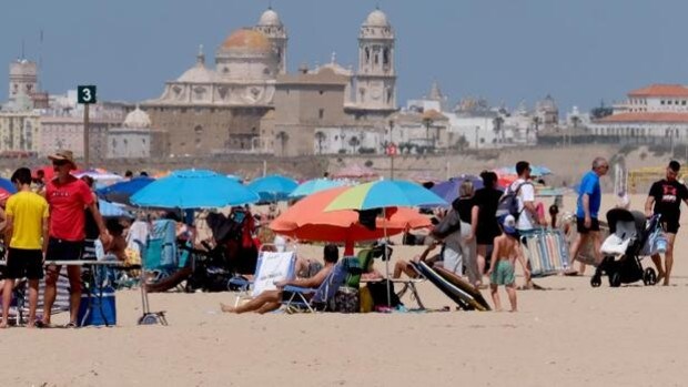 Nudismo no, tabaco sí: la realidad de las playas de Cádiz a día de hoy