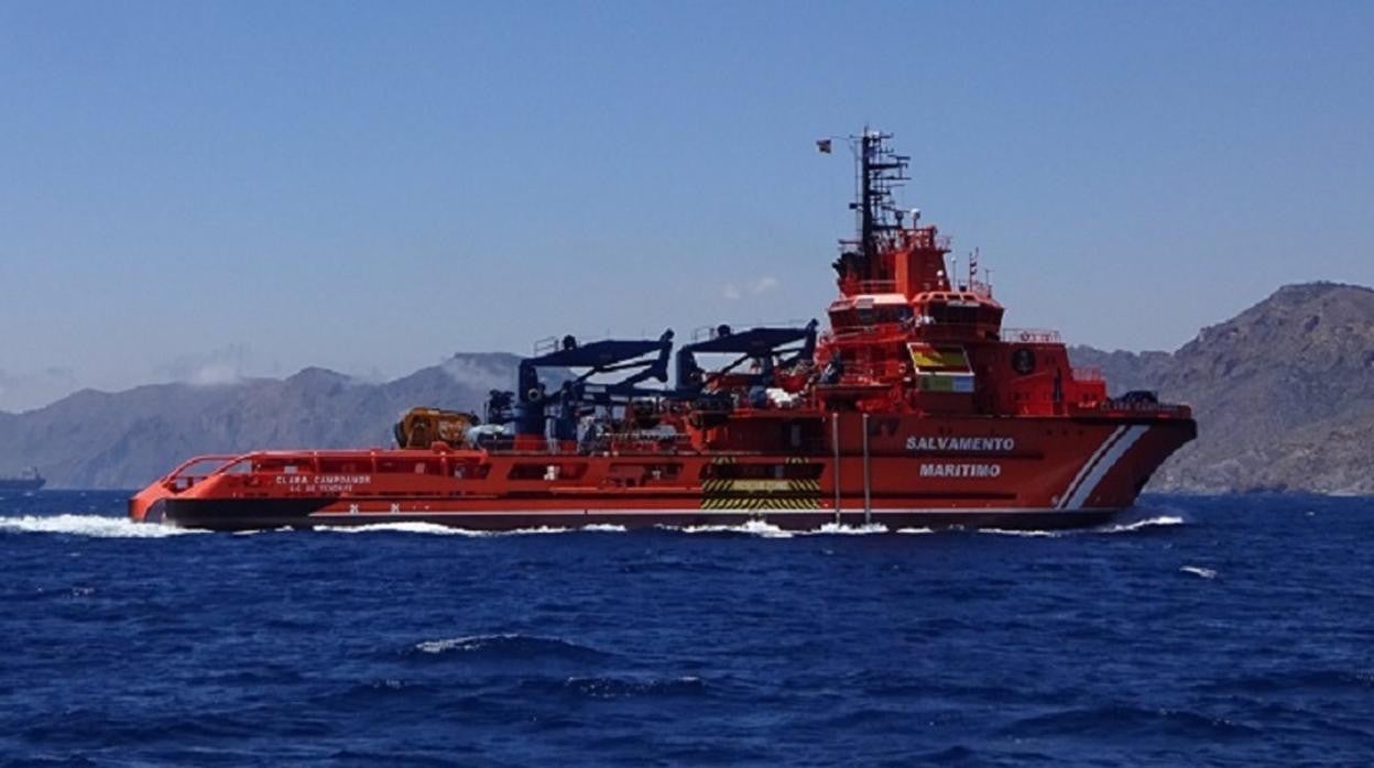 Remolcado al puerto de Cádiz un pesquero al que se le enredaron las redes en la hélice