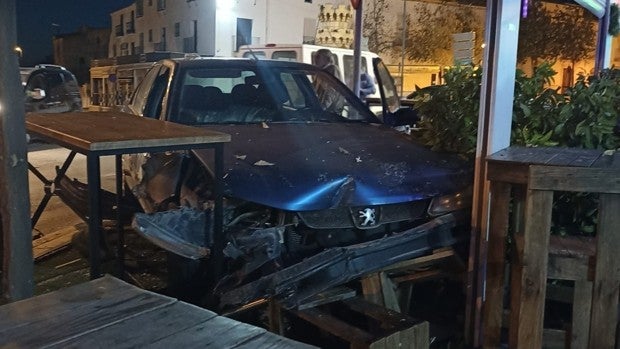 Un coche se empotra contra una terraza de verano con clientes en Osuna, pero sin lamentar víctimas