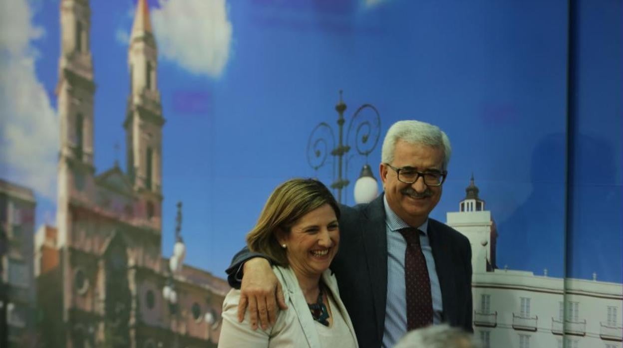 Irene García con el exvicepresidente de la Junta, Manuel Jiménez Barrios, en la sede provincial.