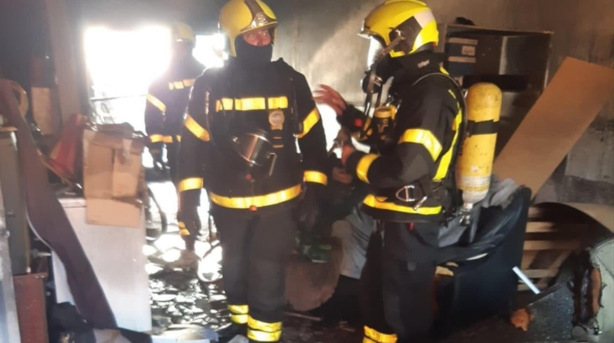 Desalojado un colegio por el incendio de una vivienda en Algeciras