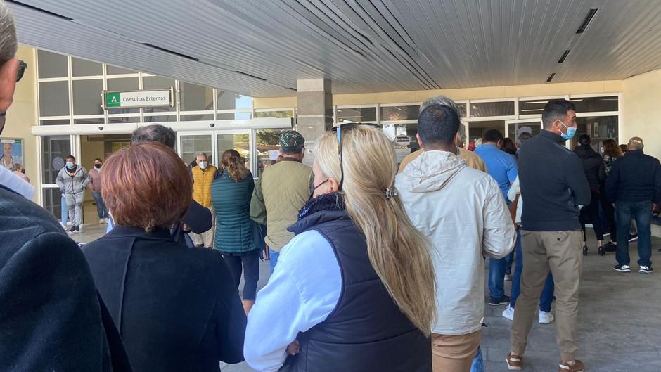 Colas de más de 30 minutos en la entrada del hospital de Puerto Real