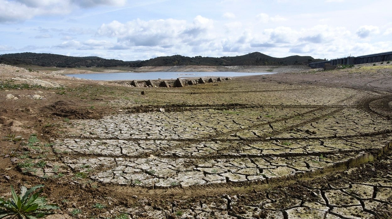 Aspecto que presenta el embalse de Aracena, uno de los que abastece a Sevilla