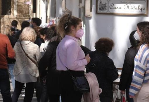 Una de las colas crónicas ante Casa Hidalgo, frente a la Catedral de Cádiz.