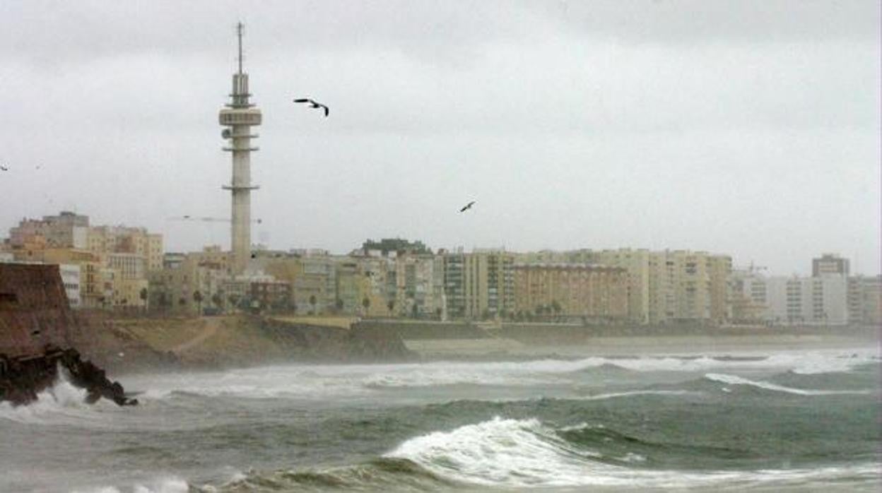 La lluvia y el viento azotan Cádiz con intensidad