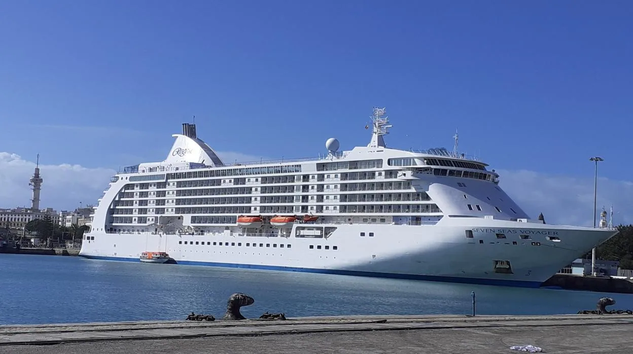 El ‘Seven Seas Voyager’, atracado este sábado en el Puerto de la Bahía de Cádiz.