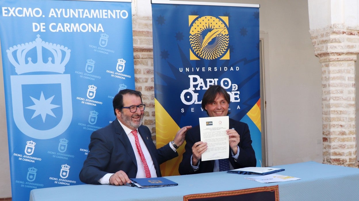 Juan Ávila (izquierda), alcalde de Carmona, y Francisco Oliva, rector de la Universidad Pablo de Olavide