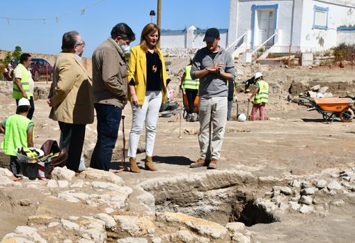 Visita de las autoridades municipales de Osuna al hallazgo