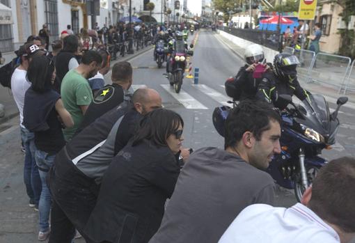 Motos pasando por la Ribera del Marisco hacia Micaela Aramburu.