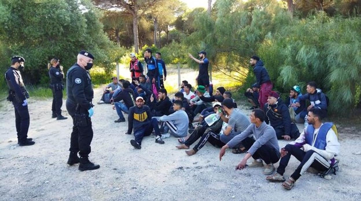 Los jóvenes magrebís, tras llegar a Barbate