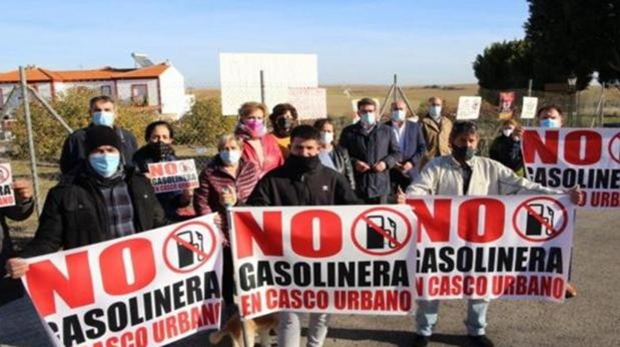 Los vecinos manifestándose ante el solar de la gasolinera a finales del pasado mes de marzo