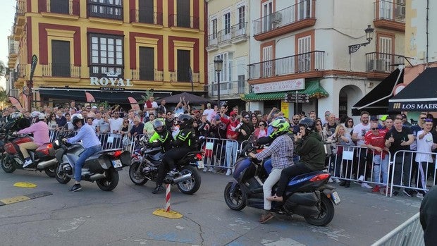 Las moteros provocan una revolución controlada en El Puerto