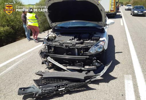 Muere un motorista en un accidente entre dos motos y un turismo en Arcos