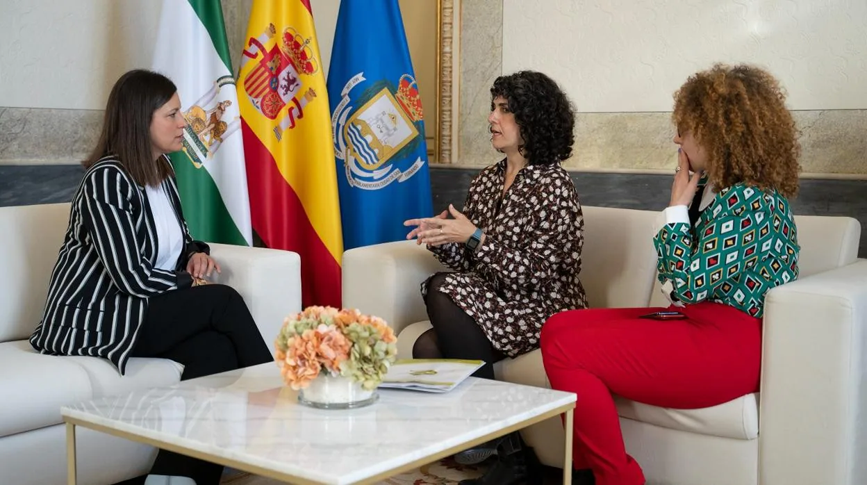 La alcaldesa de San Fernando con la presidenta del Colegio de Periodistas de Cádiz.