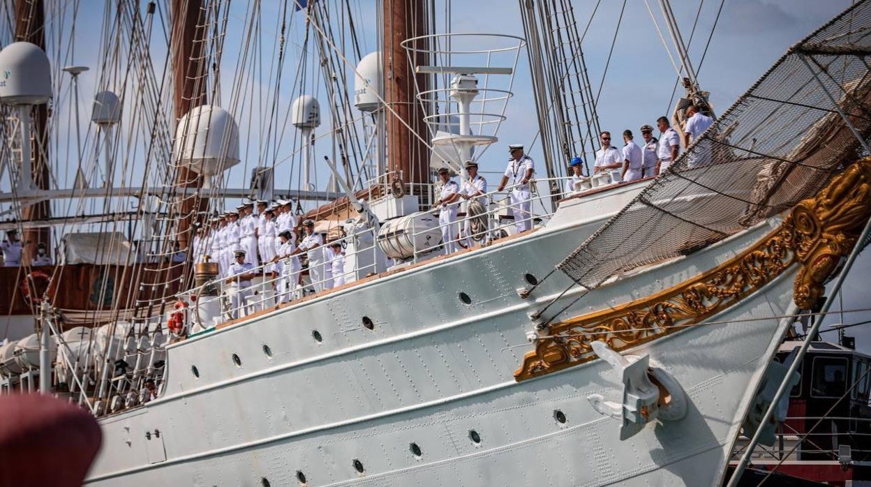 El Juan Sebastián de Elcano a su llegada a San Juan.