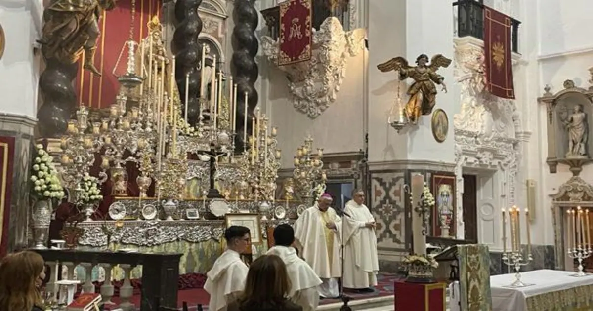 El obispo de la diócesis, Rafael Zornoza Boy, preside la eucaristía