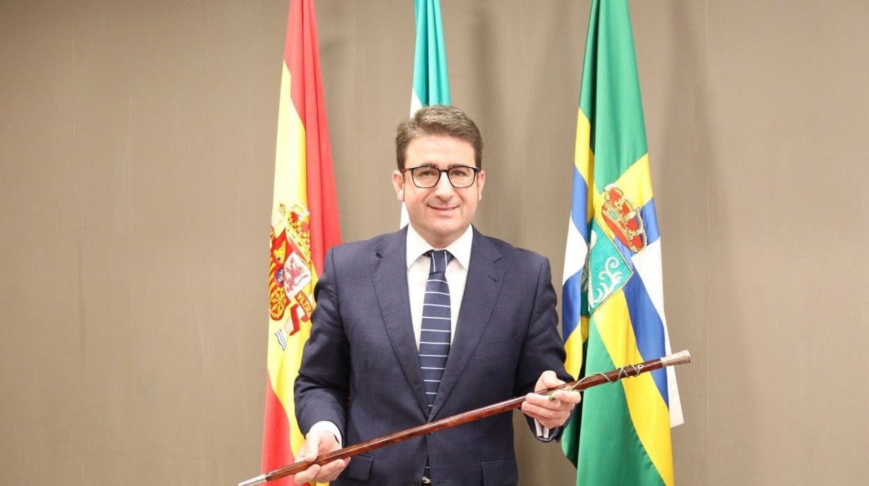 Manuel Benjumea (Cs), con el bastón de mando de Palomares del Río